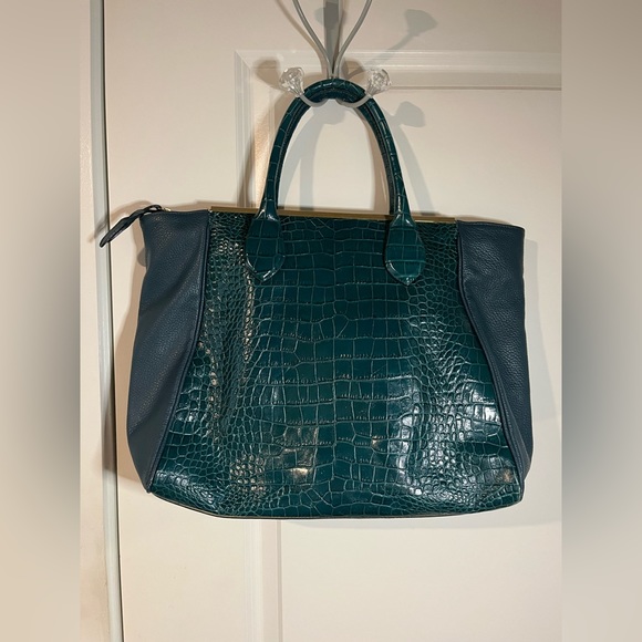 Rowallan of Scotland Genuine Leather in Crocodile Pattern w/ Gold Metal Accents - Picture 3 of 16